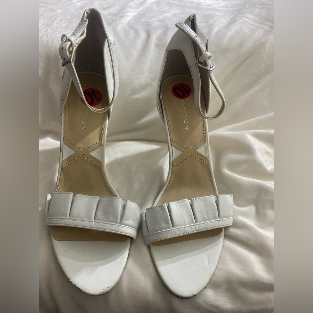 White dressy kitten heels size 10 Adrienne Vittadini